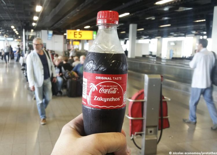 Η Coca Cola διαφημίζει τα ελληνικά νησιά στο Παρίσι!!