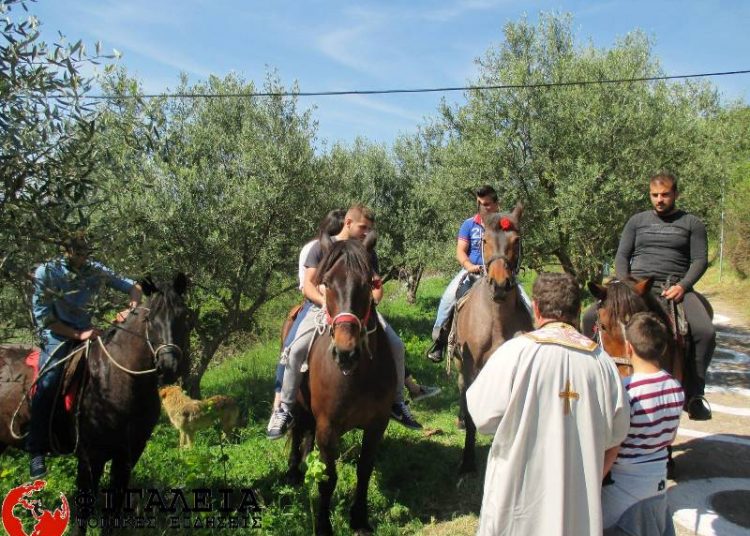 Νέα Φιγαλεία: Παρέλαση αλόγων στην εκκλησία του Αγίου Γεωργίου (φωτο)