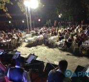 Με πολύ κόσμο, κέφι και χορό η ρεμπέτικη βραδιά στην Άνω Πόλη της Κυπαρισσίας!