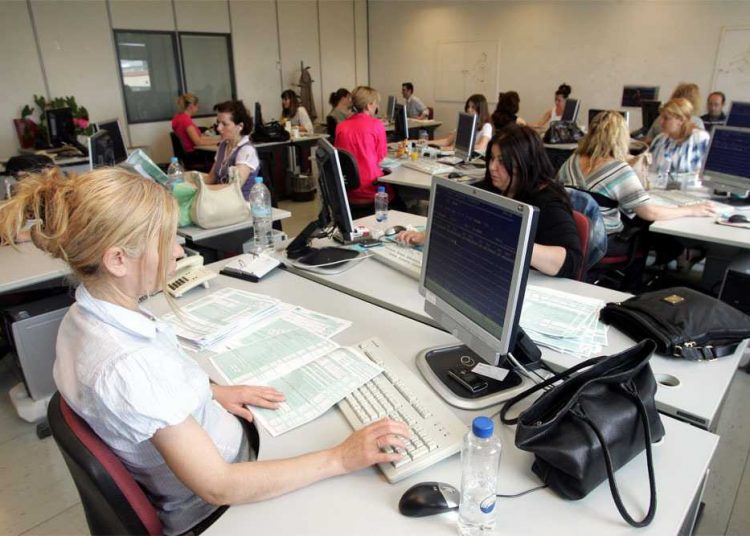 Δημόσιο: Αποχωρήσεις… «με κάθε τρόπο» -Τι δείχνουν τα στοιχεία (πίνακας)