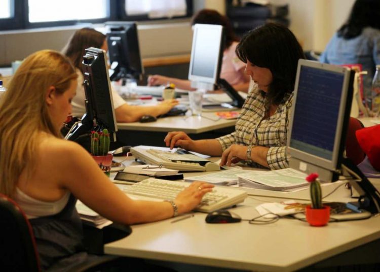 Διορίζουν δημοσίους υπαλλήλους, ενώ διαλύουν τον ιδιωτικό τομέα