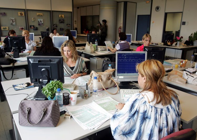 Αυξάνονται για 2ο μήνα οι μόνιμοι δημόσιοι υπάλληλοι