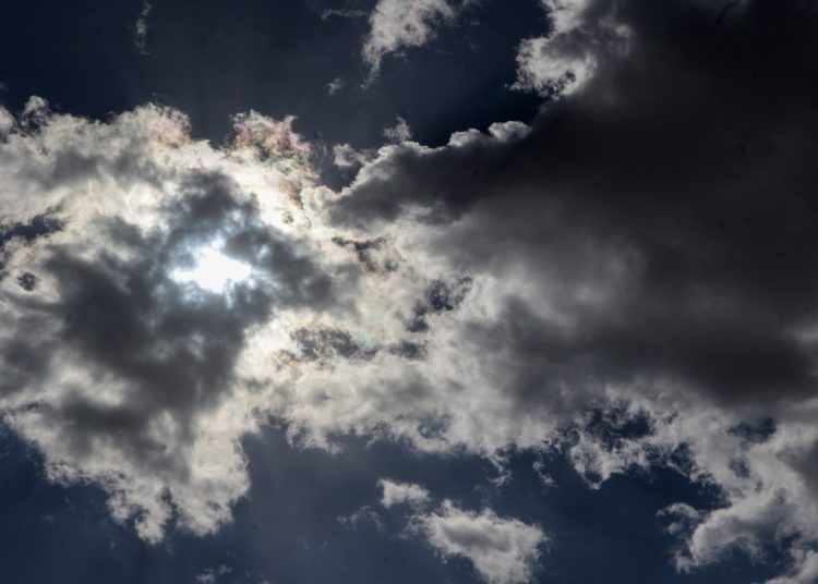 Καιρός: Συννεφιά, βροχές και «ήλιος με δόντια»