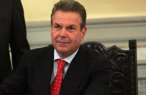 Ο υφυπουργός Πετρόπουλος διόρισε το μισό πρώην γραφείο του και την σύζυγό του