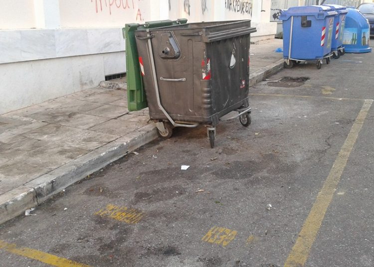 ΠΥΡΓΟΣ: Μετέφεραν τον κάδο απορριμμάτων στη θέση παρκαρίσματος του Δικαστή Υπηρεσίας!.