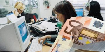 Η φορολογική «λαίλαπα» αρχίζει από τους μισθωτούς των 750 ευρώ