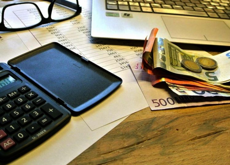 Όλα τα σενάρια για τη μείωση των εργοδοτικών εισφορών στις επιχειρήσεις