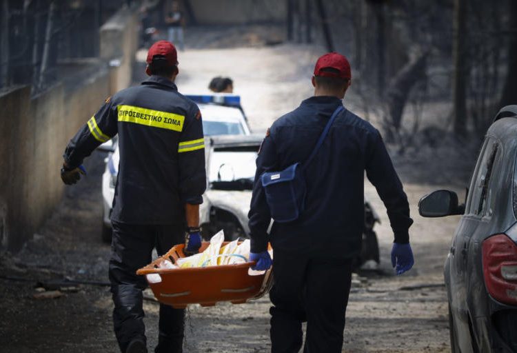 Μαζί του στον θάνατο! Γυναίκα έμεινε μέχρι τέλους με τον σύζυγό της στο Μάτι – Γλύτωσε στο παρά…3΄ η Αλέκα Παπαρήγα
