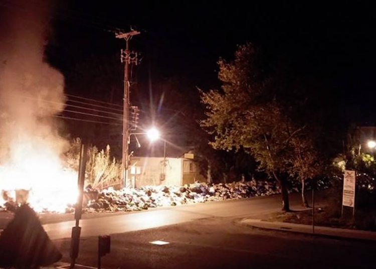 Σκουπίδια: “Μουδιασμένος” και ζαλισμένος ο κόσμος περιμένει να δει ΤΙ ακριβώς και ΠΟΤΕ θα γίνει (επιτέλους…)