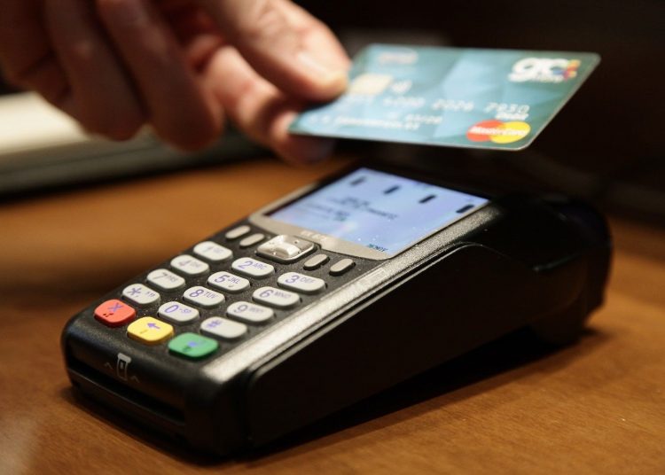 Υποχρεωτικά τα POS σε δεκάδες κλάδους: Ταξί, θέατρα και περίπτερα στη λίστα