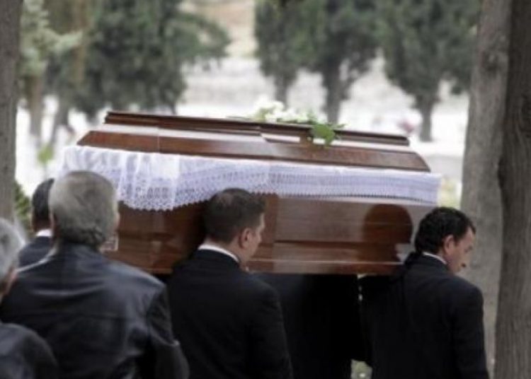 Επεισοδιακή κηδεία: Έθαψαν και ξέθαψαν τον νεκρό – Σύλληψη ιδιοκτήτη γραφείου τελετών