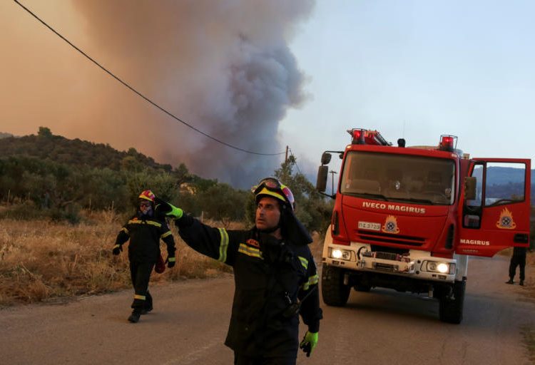 Εύβοια: Τιτάνια η μάχη με τις φλόγες όλο το βράδυ – «Έπεσε» ο αέρας