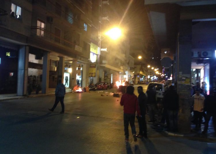 Πάτρα: Επεισόδια – Φωτιά στο Ταχυδρομικό Ταμιευτήριο Μολότοφ – Φωτιές σε κάδους (VIDEO)