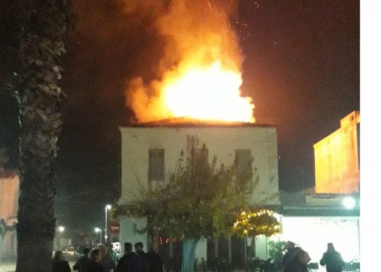 Γαστούνη: Πυρκαγιά κατέστρεψε ολοσχερώς παραδοσιακό καφενείο (φωτο)