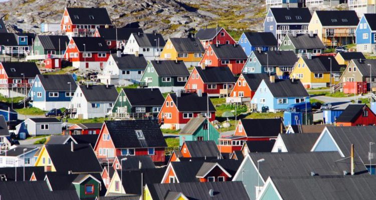 Τι σηματοδοτούν τα πολύχρωμα κτήρια της Γροιλανδίας;