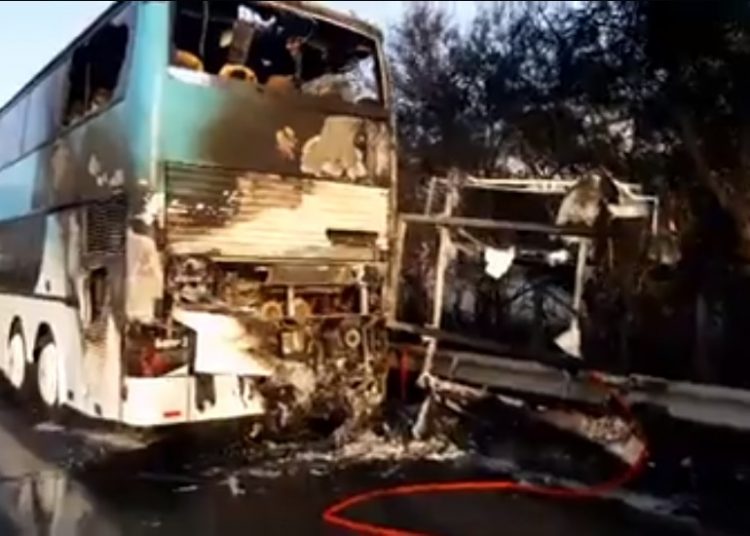 Πάτρα:Παραλίγο τραγωδία με φλεγόμενο λεωφορείο-Μετέφερε μαθητές του Λυκείου