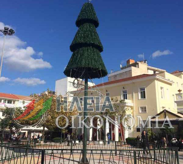 Με ρυθμούς χελώνας φτιάχνεται το Χριστουγεννιάτικο δένδρο στην πλατεία του Πύργου
