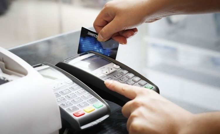 Τι αλλάζει για «πλαστικό χρήμα», αδήλωτα κεφάλαια και φόρους στα τσιγάρα