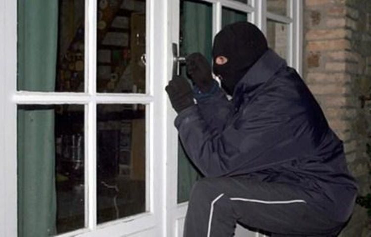 ΠΥΡΓΟΣ: Έκλεβαν κοσμήματα, κυνηγετικά όπλα, γεωργικά, οικοδομικά εργαλεία, ηλεκτρονικές συσκευές ακόμα και λάδι