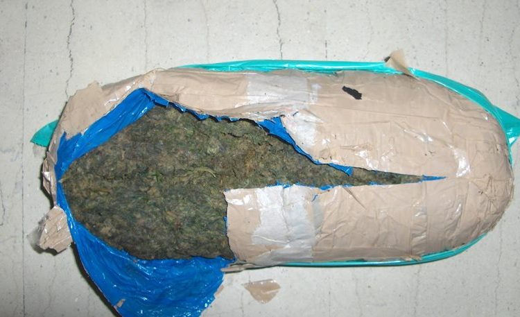 Η θάλασσα “βγάζει”… δέματα χασίς