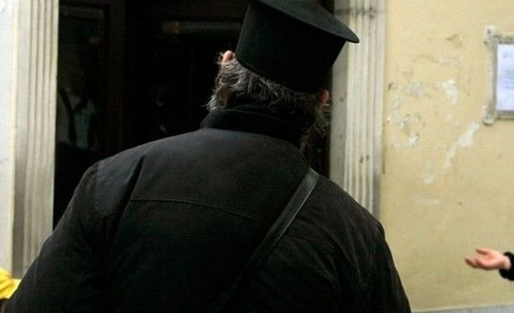 Πάτρα: Ιερέας πυροβόλησε και σκότωσε δύο σκυλιά, μπροστά σε παιδιά!