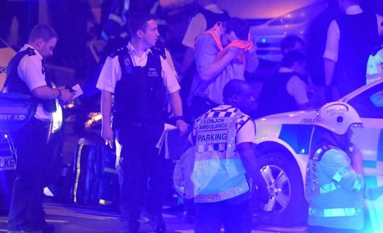 Τρόμος στο Λονδίνο: Φορτηγάκι έπεσε πάνω σε πιστούς που έβγαιναν από τζαμί