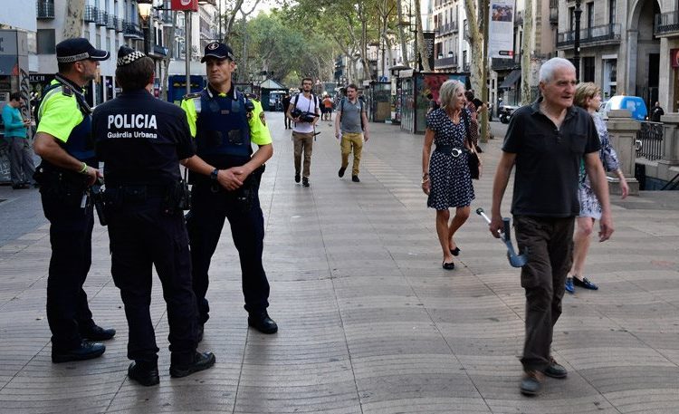 Βαρκελώνη: Ακόμα δεν έχουν βρει τον οδηγό του βαν που σκότωσε 13 και τραυμάτισε 126