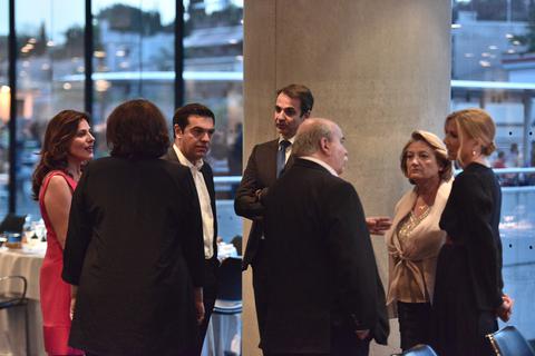 Αλέξης Τσίπρας και Κυριάκος Μητσοτάκης στο ίδιο τραπέζι με τις συζύγους (δείτε φωτογραφίες)