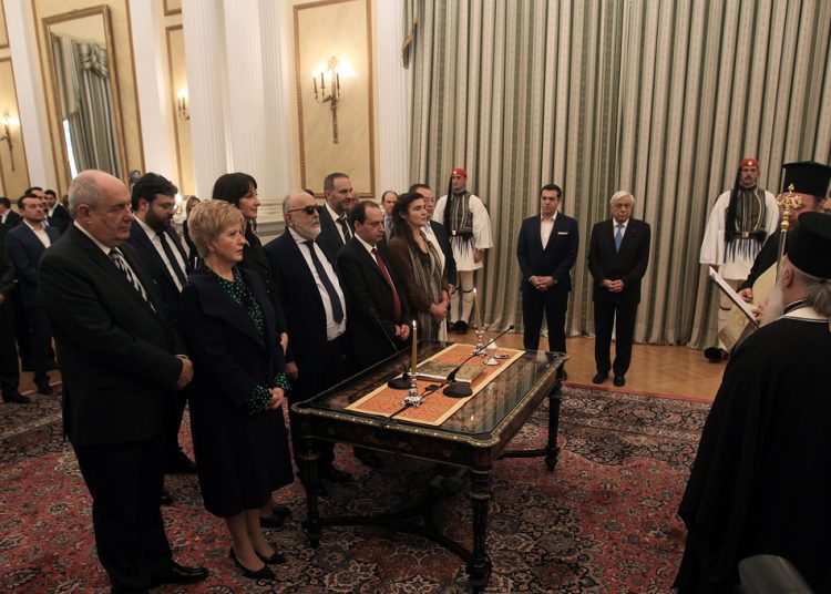 Ορκίστηκε η νέα κυβέρνηση – Χαμόγελα αλλά και αμηχανία από τους νέους υπουργούς