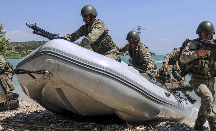 Διπλό θρίλερ με τους Τούρκους: Στρατιωτικοί κρατούνται στην Αλεξανδρούπολη – Στήνουν σκηνικό έντασης στα Ιμια