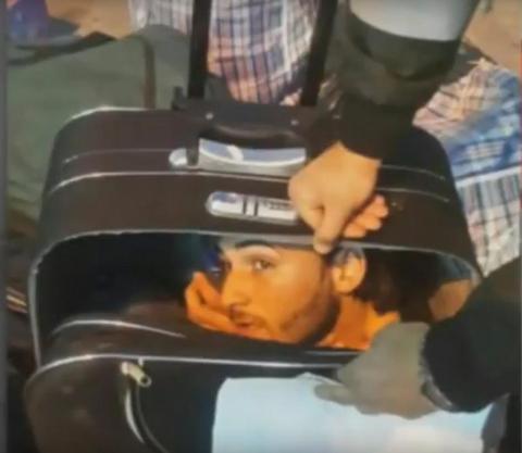 Απίστευτη φωτό: Εβαλε τον 21χρονο γιο της σε βαλίτσα για να τον φέρει στον Πειραιά