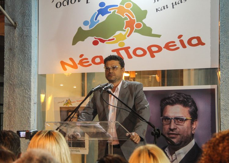 Εκατοντάδες πολίτες «πλημμύρισαν» την κεντρική οδό των Λεχαινών στην ομιλία του Γ. Λέντζα