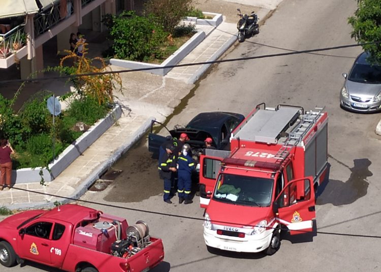 Πύργος: Φωτιά στη μηχανή ΙΧ αυτοκινήτου