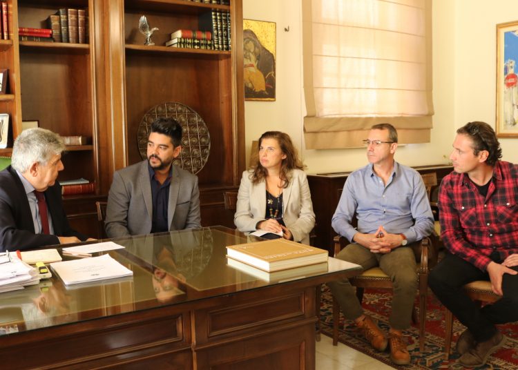 Στελέχη του Συμβουλευτικού Κέντρου Γυναικών Πύργου στο Δήμαρχο Πύργου