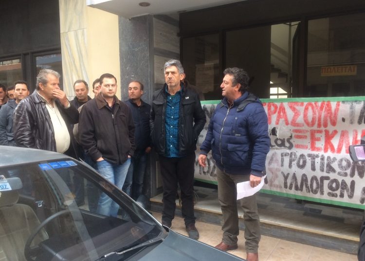 Συμβολικός αποκλεισμός του Δασαρχείου Αμαλιάδας απο τους αγρότες Ηλείας