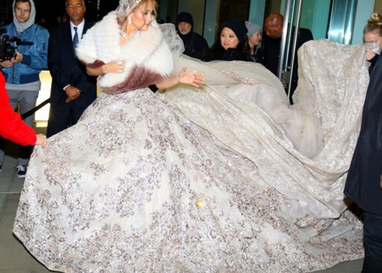 Jennifer Lopez: Εκθαμβωτική μέσα στο πριγκιπικό νυφικό της! [pics]