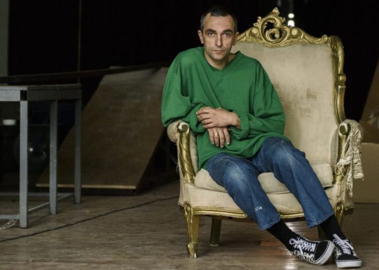 Πρωταγωνιστής στο Hollywood ο Άρης Σερβετάλης, στο πλευρό της Aniston και του Rourke!