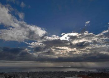 Καιρός: Με ζέστη και τοπικές λασποβροχές η Πέμπτη