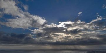 Καιρός: Με ζέστη και τοπικές λασποβροχές η Πέμπτη