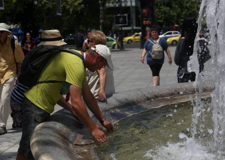 Καιρός: Σε κλοιό τριήμερου καύσωνα η χώρα – Πού θα «χτυπήσουν» 40αρια