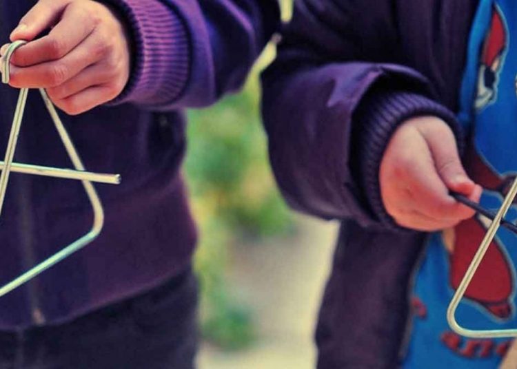 Τα παιδιά λένε τα κάλαντα τoυ Αη Βασίλη στην Ηλεία