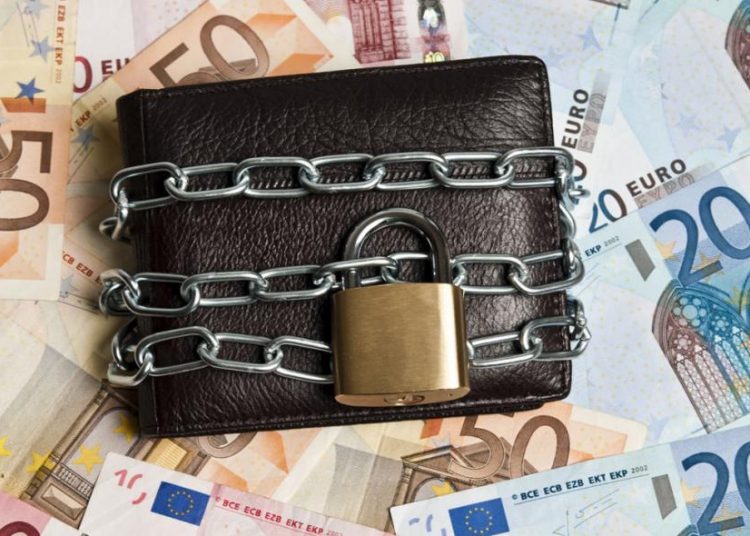 Σαρώνει τους τραπεζικούς λογαριασμούς η εφορία. Πάνω από 1 εκατ, κατασχέσεις για χρέη – Xιλιάδες στην Ηλεία