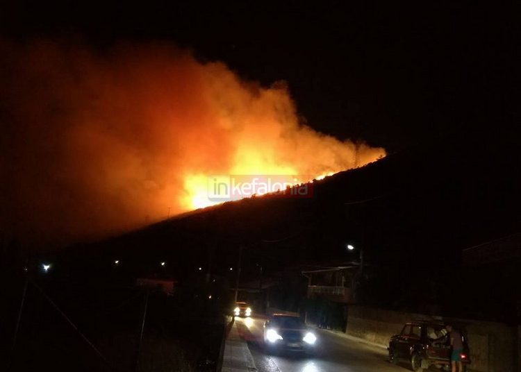 Φωτιά στην Κεφαλονιά! Εκκενώνονται σπίτια