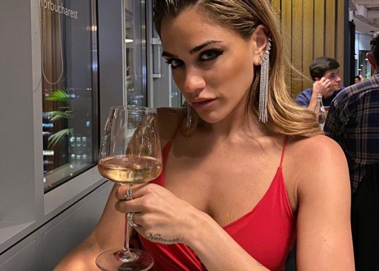 Kόνι Μεταξά: Η topless φωτογραφία που… έριξε το instagram!