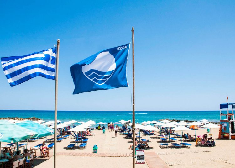 Οι 18 πιο καθαρές παραλίες της Δυτικής Ελλάδας που πήραν Γαλάζια Σημαία για το 2017