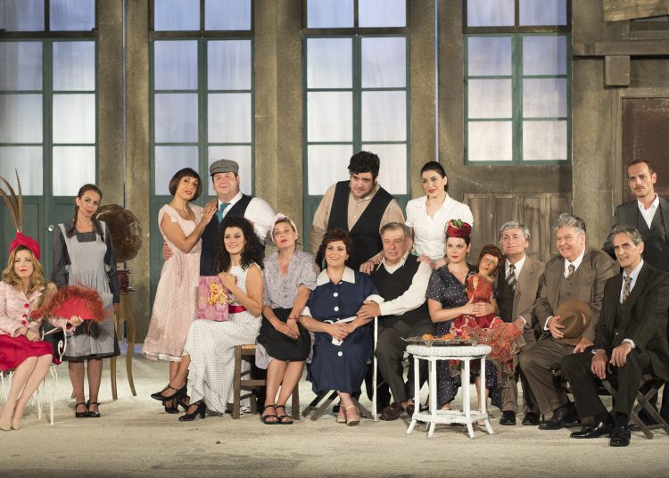 Η παράσταση που συνάρπασε το Αθηναϊκό κοινό, συνεχίζει ανανεωμένη, με μια μεγάλη καλοκαιρινή περιοδεία και 40 παραστάσεις στην Θεσσαλονίκη