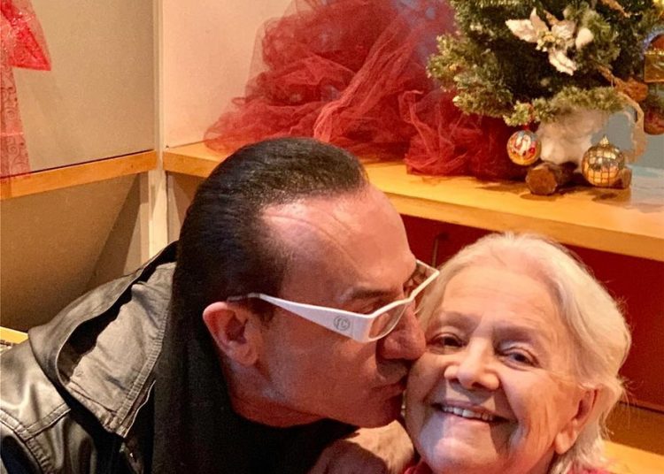 Ο Λευτέρης Πανταζής επισκέφθηκε τη Μαίρη Λίντα στο Γηροκομείο Αθηνών