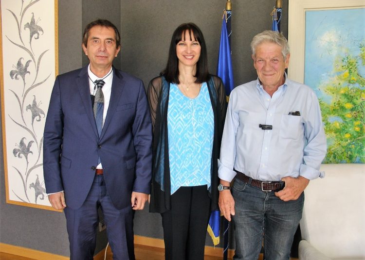 Ο πρόεδρος του Λιμενικού Ταμείου Πύργου στην Υπουργό Τουρισμού Έλενα Τουρισμού