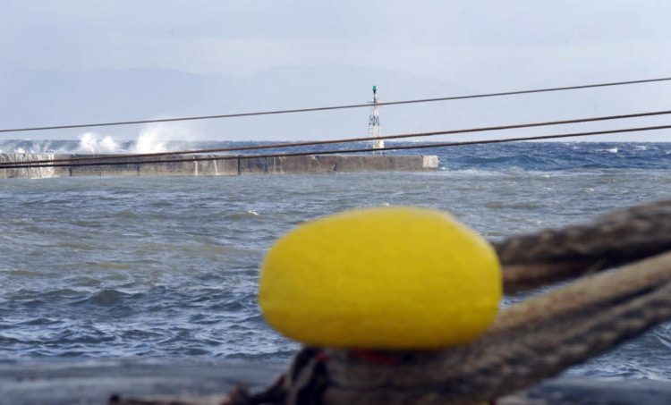 Καιρός: Σαρώνει ο «Ξενοφών»! Απαγορευτικό απόπλου και κλειστά σχολεία