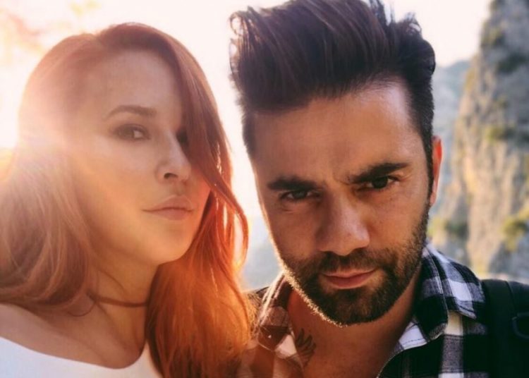 Σίσσυ Χρηστίδου: Φωτογραφίζει τον Θοδωρή Μαραντίνη με την τούρτα-υπερπαραγωγή των γενεθλίων του!